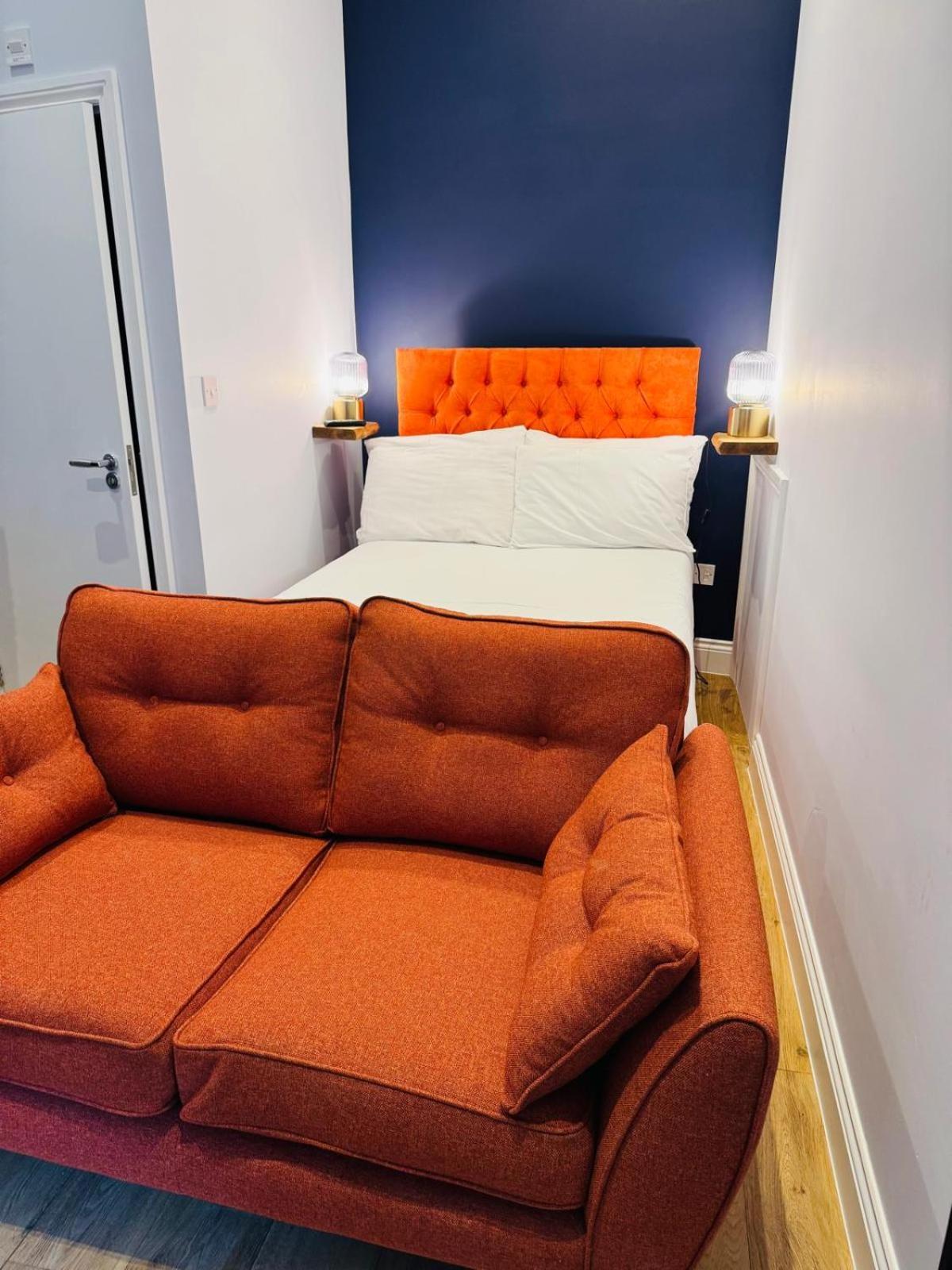 Leicester Square 2nd Floor Apartment *